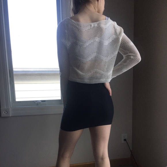 💥Host Pick💥Love Riche Open Knit Cropped Sweater Size Medium - Picture 3 of 7